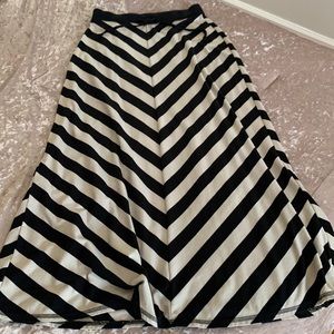 Perfect for spring! Excellent used condition maxi length chevron print skirt